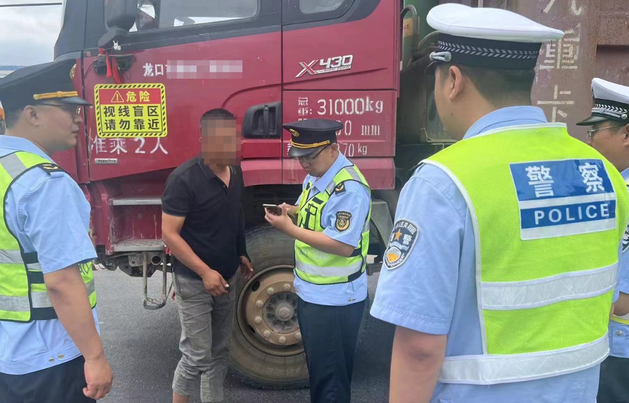 百日行动 山东龙口交警：联合整治超限超载，保障道路交通安全