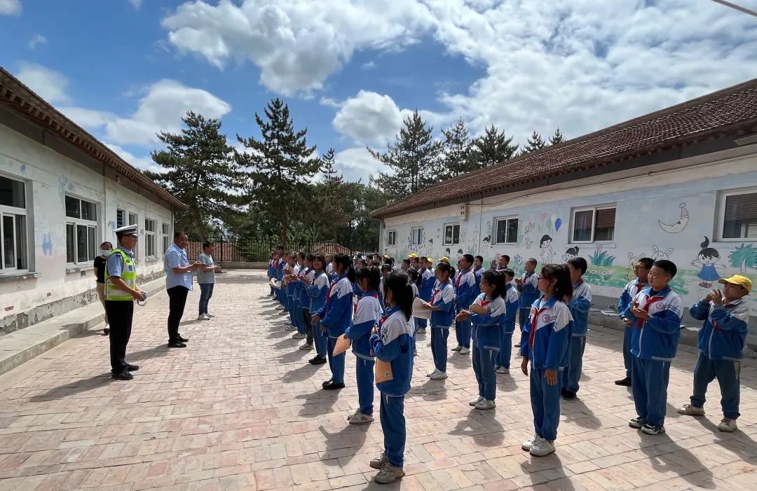 进校园 | 宁夏固原交警一大队持续开展进校园宣传阵地建设活动