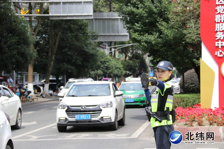 端午假期，四川雅安市公安交警便民服务十一条措施获市民、游客点赞