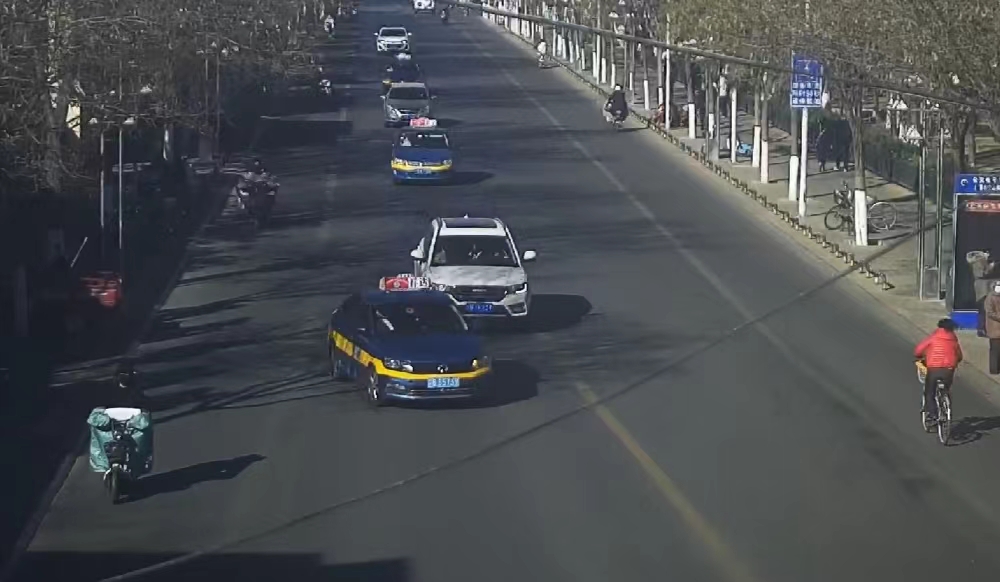 驾驶员疏于观察、随意掉头引事故！