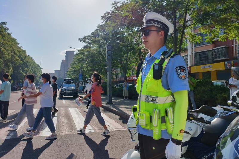 宁夏石嘴山交警快速反应服务考生确保高考交通安全畅通