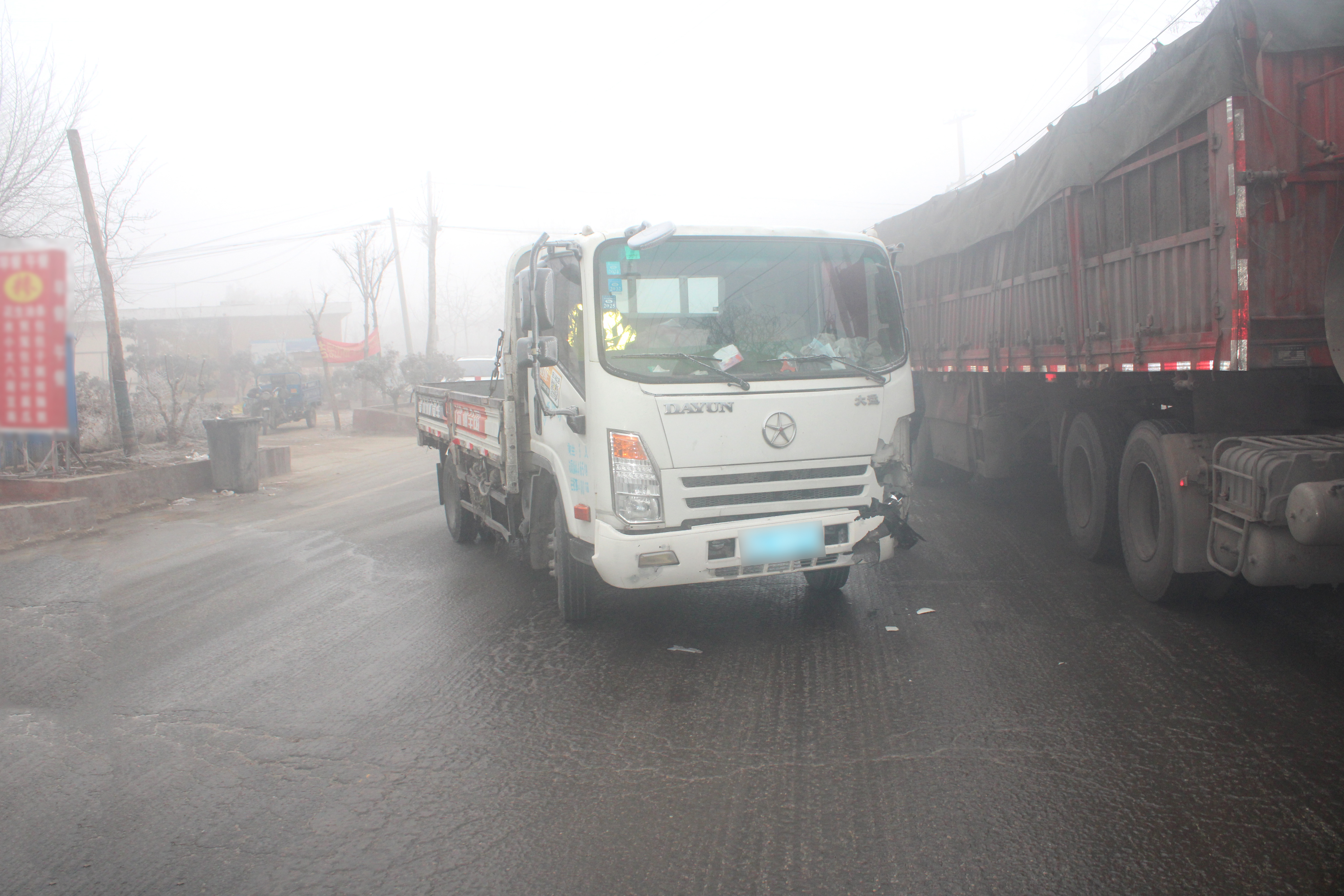 路面结冰 轻货刹车失控撞上对行小车