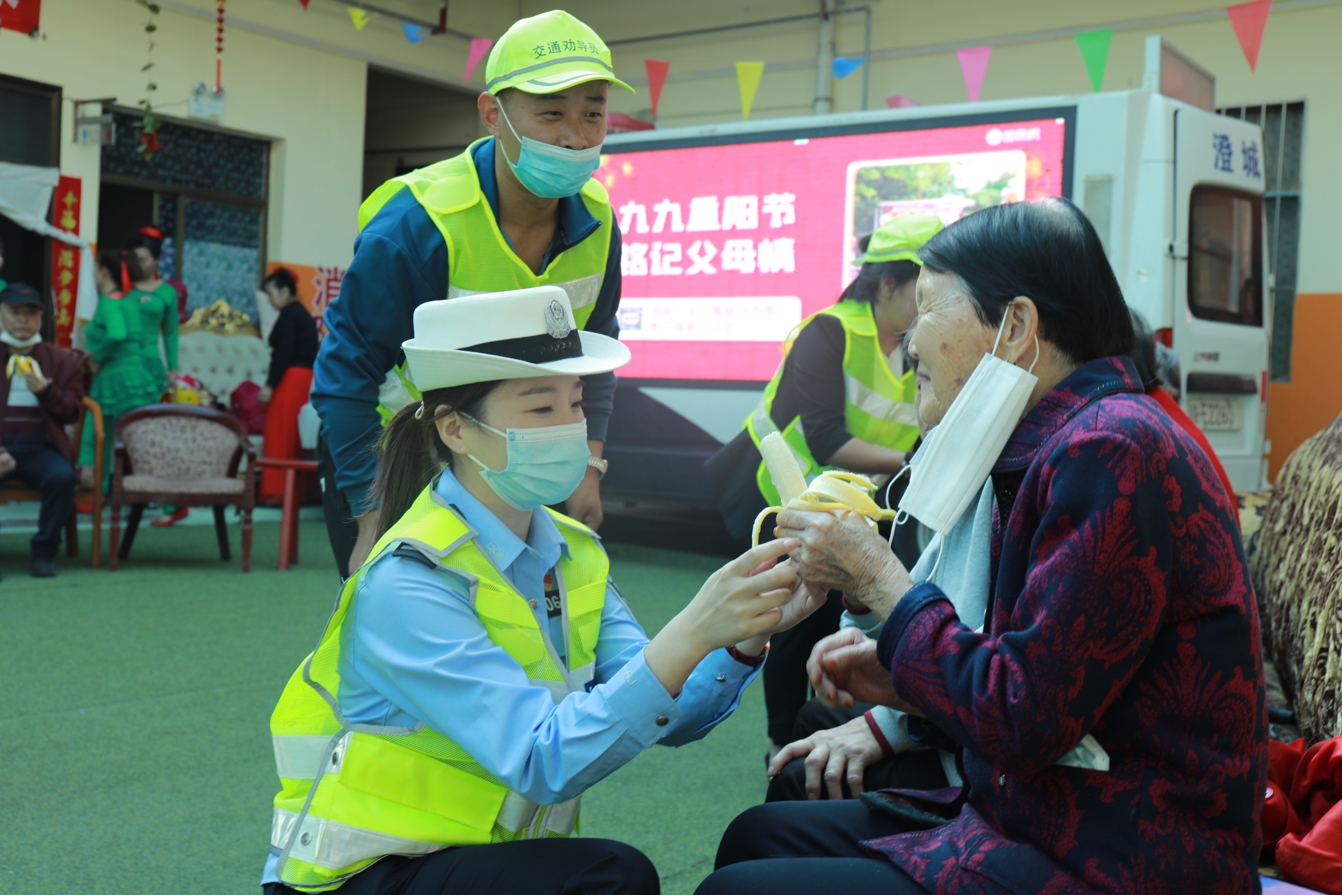 陕西澄城：重阳节警民联合送温暖