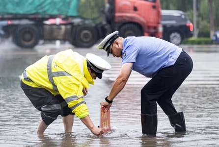 公安交管部门积极应对部分地区强降雨天气 