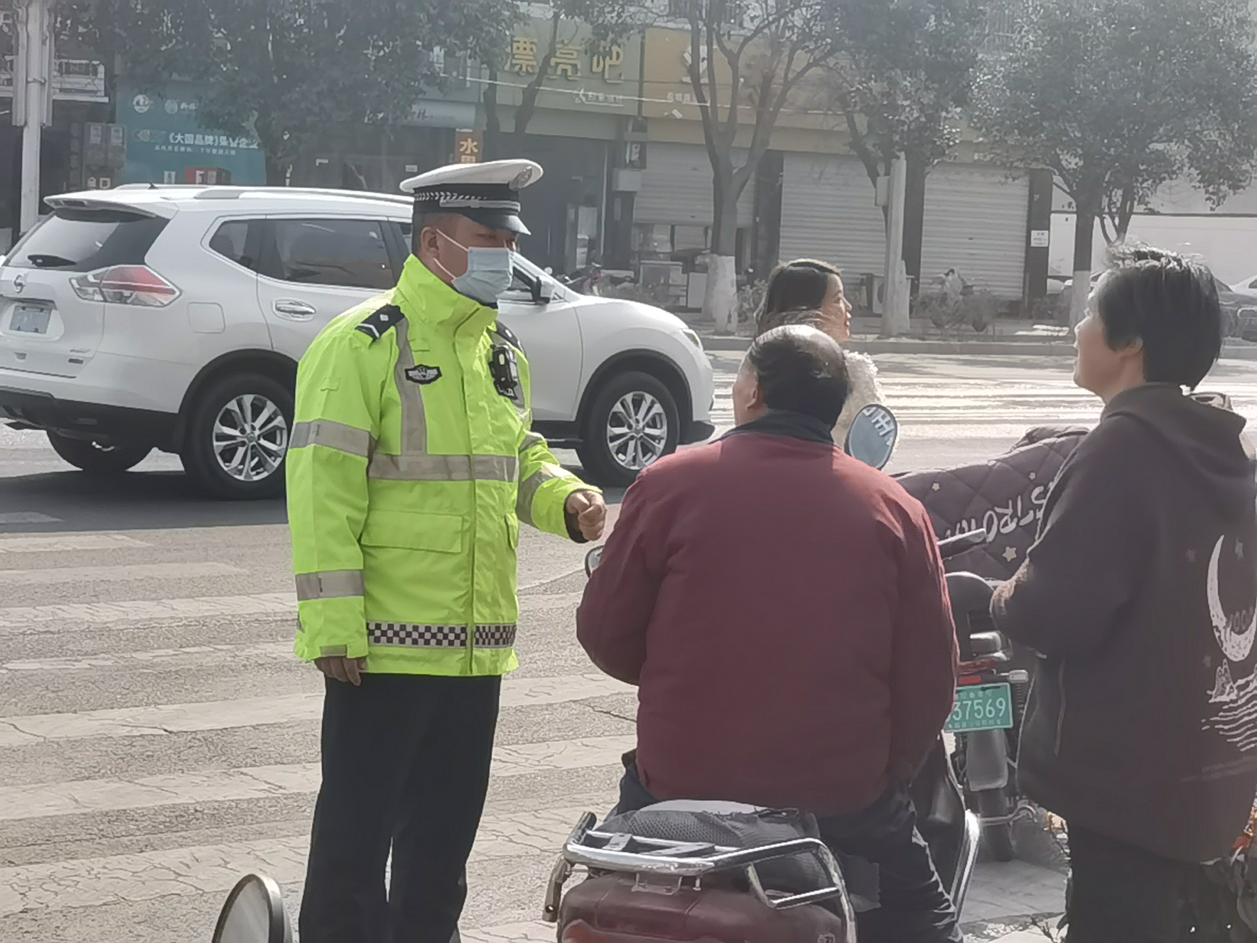 春季安全守护行动 | 陕西大荔公安交警持续推进“一盔一带”交通安全整治