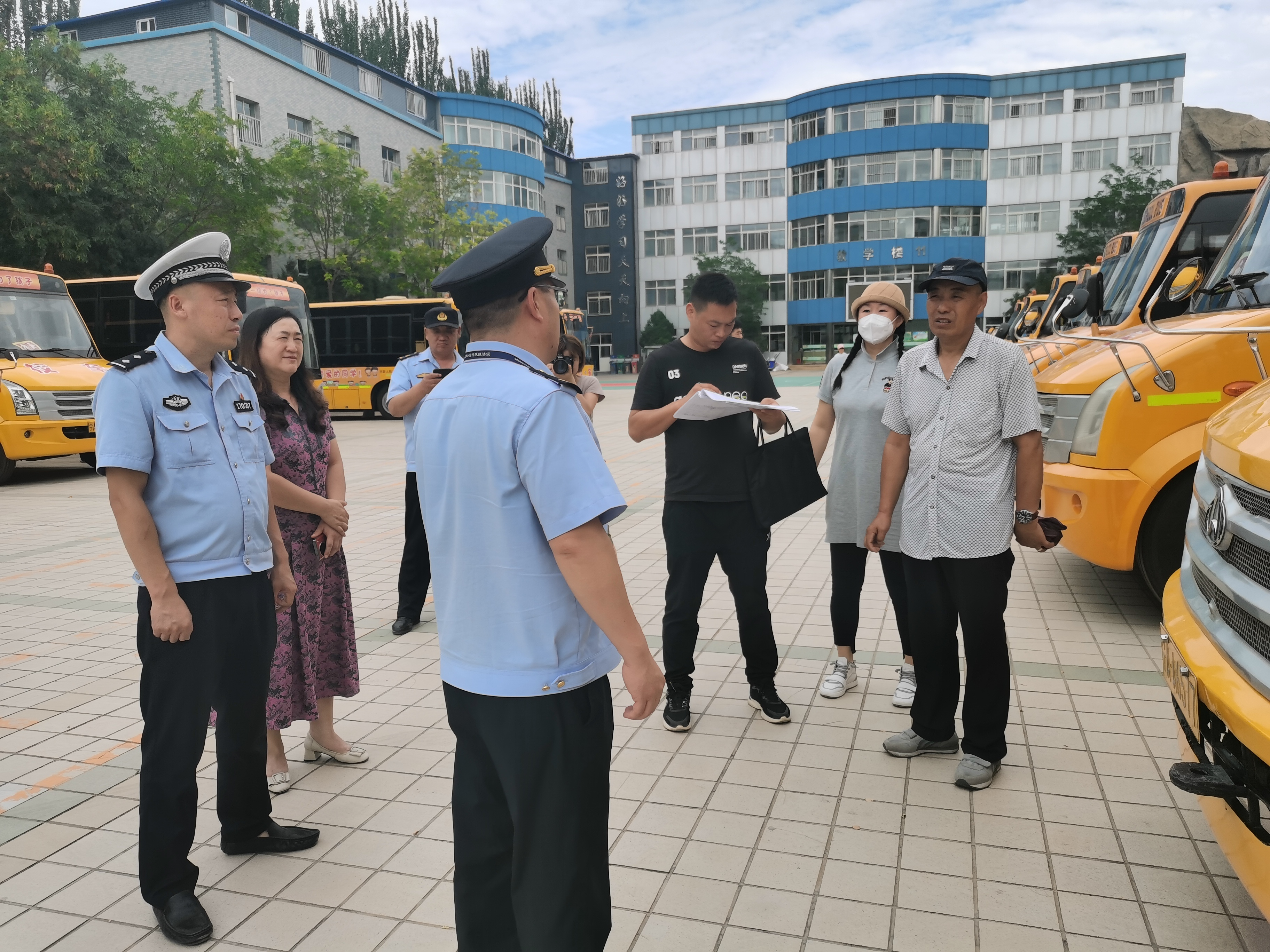 安全生产|拧紧校车“安全阀”宁夏银川市贺兰交警开展联合交通安全大检查