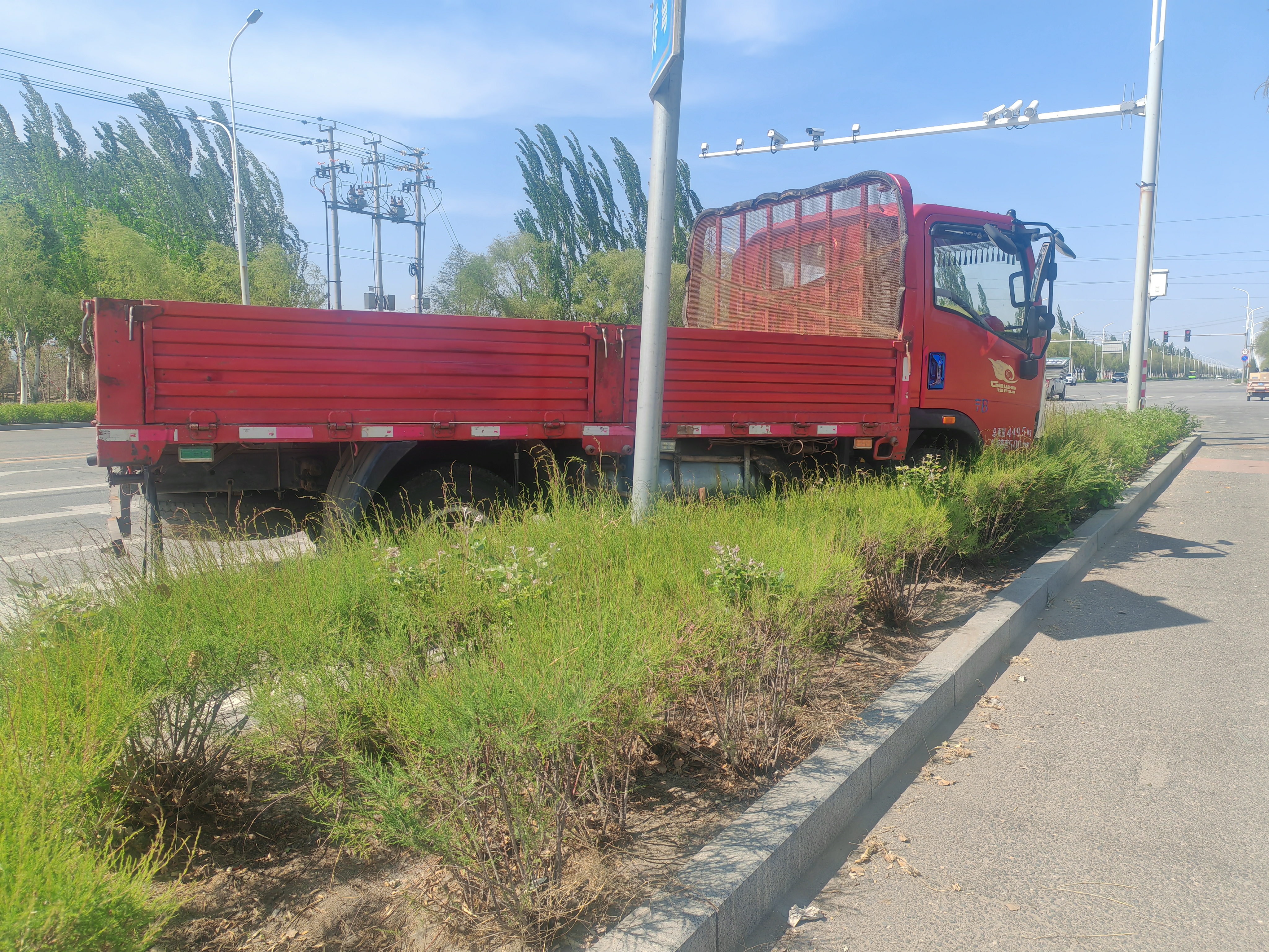 货车“野蛮”变道，逼得“兄弟”冲进绿化带 