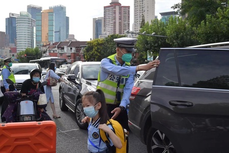 开学首日，上海警方“一校一方案”全力护校安园