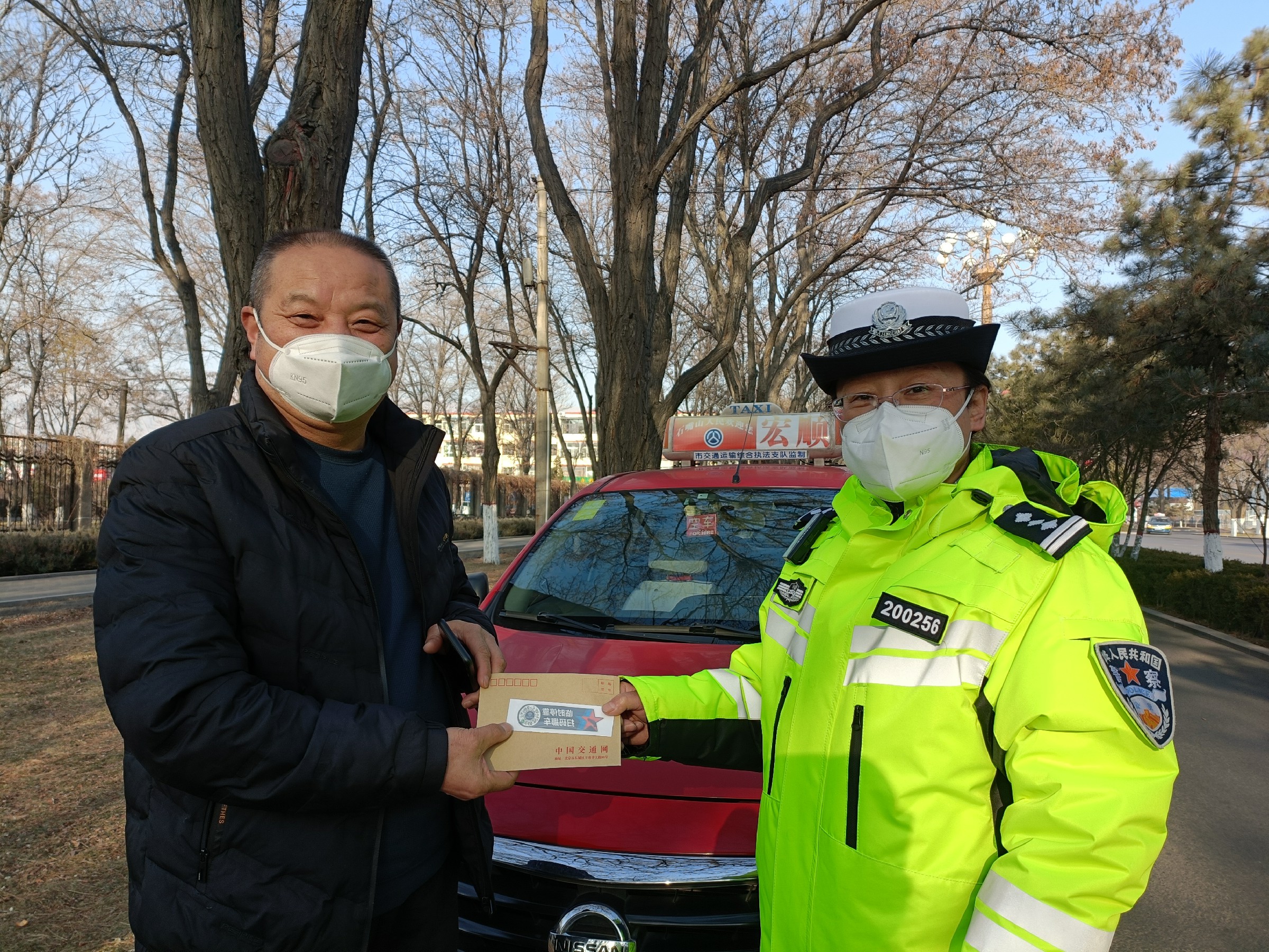 让挪车更简单，让出行更方便！大武口交警免费向群众赠送“挪车卡”