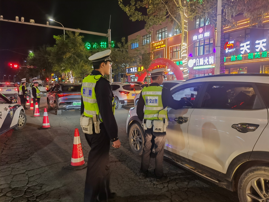 国庆我在岗 | 宁夏永宁交警坚守岗位 护航“双节”保平安!