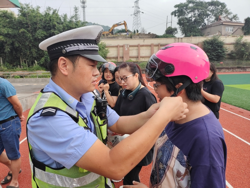 交警进校园 为老师送上“安全礼”最新推荐