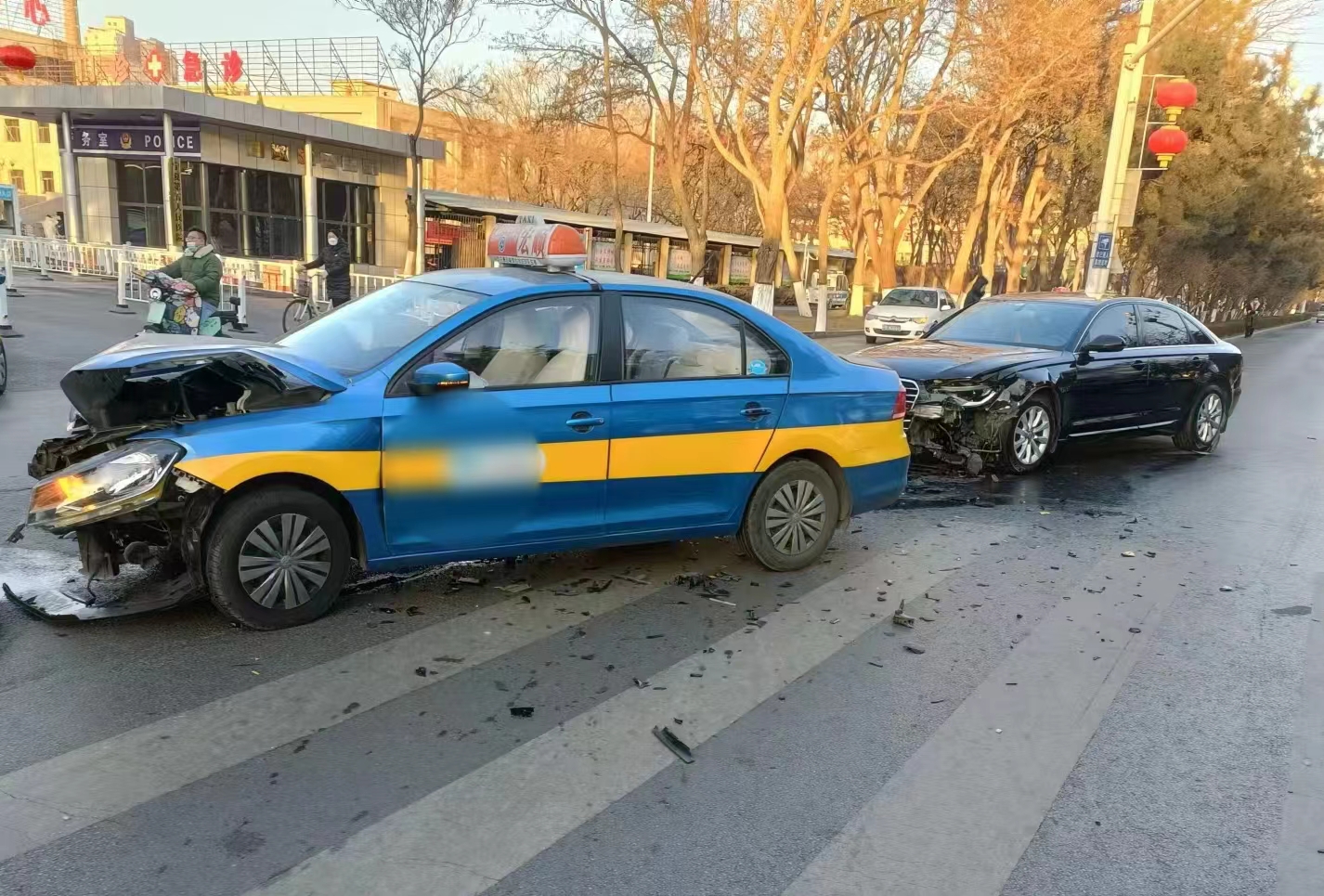 转弯未让直行，事故一触即发！| 一线微观