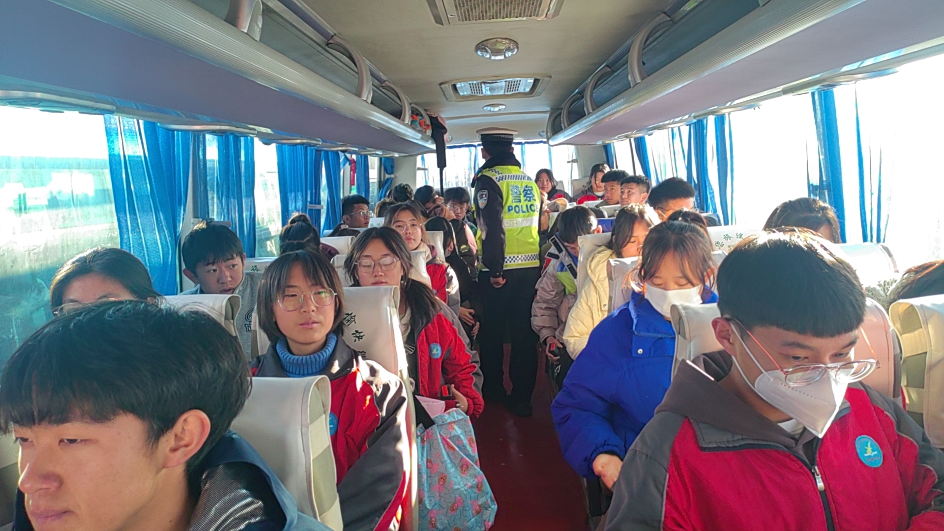 严把接送学生车辆关  护航师生冬季出行路