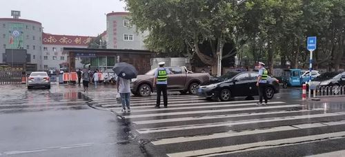 河北保定：及时启动交管应急预案应对降雨