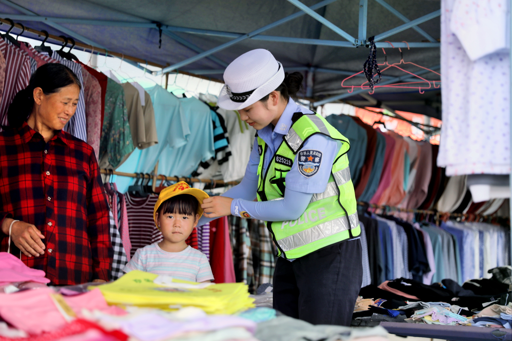 甘肃陇南康县：几分秋味集市间，交警宣传护安全