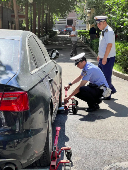 整顿消防通道，北京清拖劝离违停车辆近2万辆