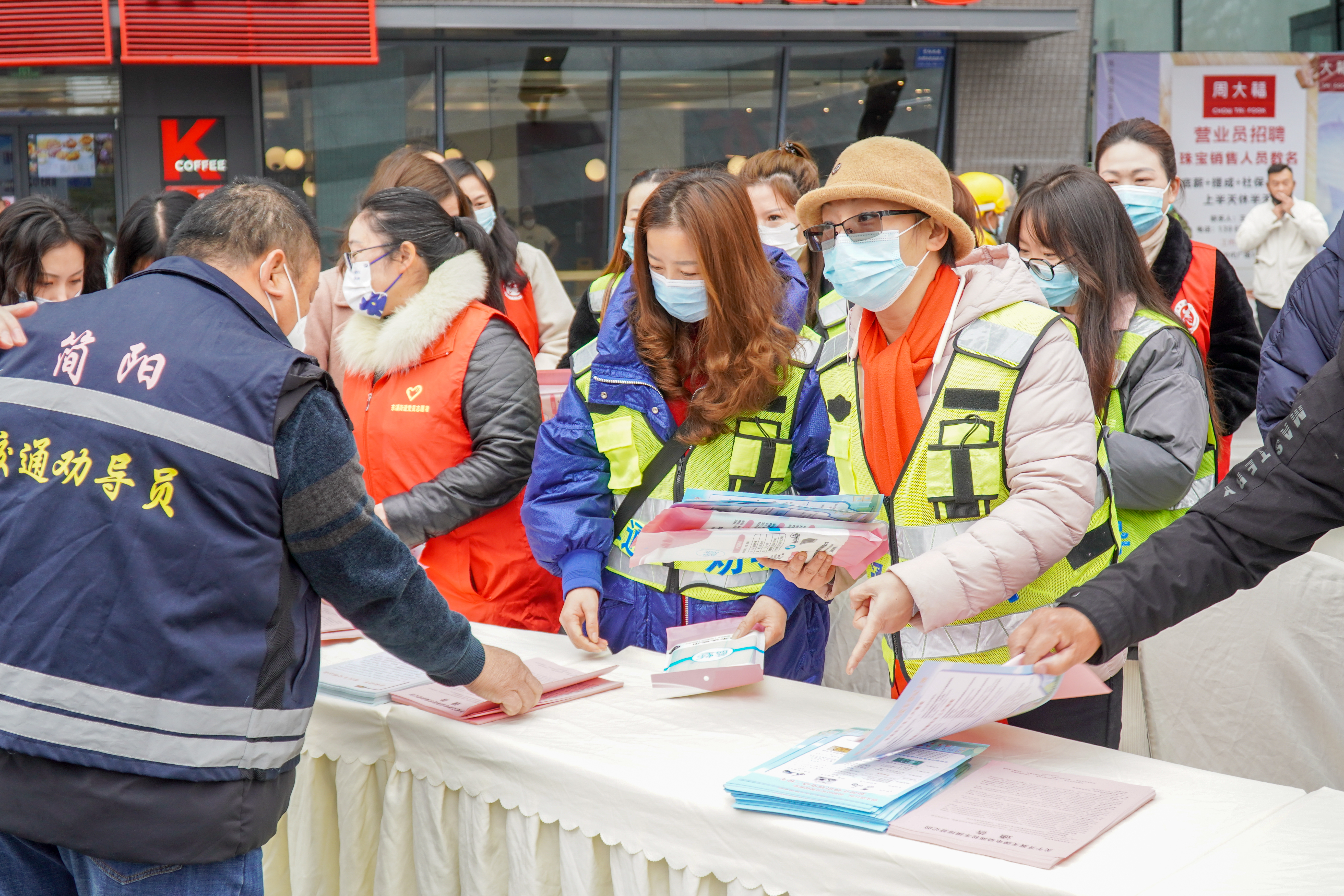 四川简阳公安交警开展“文明守法 平安回家”主题宣传活动