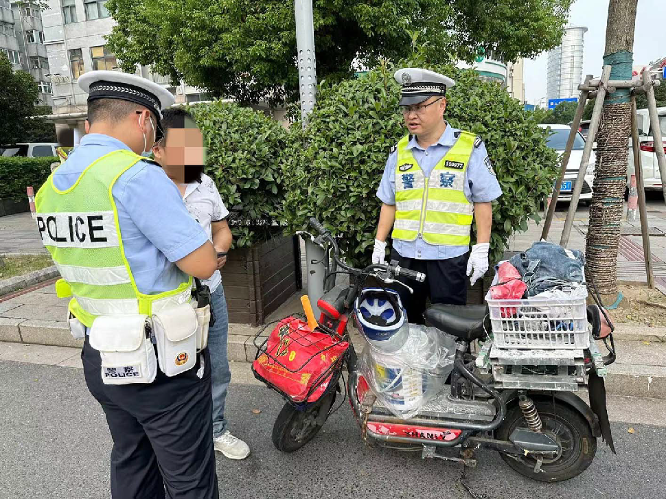 夏季治安打击整治行动｜头盔“带”而不戴要不得