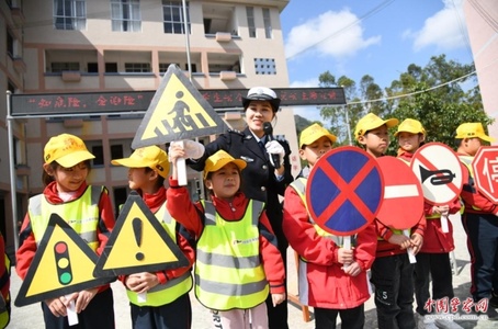 各地公安交警部门开展全国中小学生“安全教育日”活动