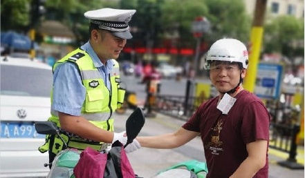 南昌交警首次推出“便民头盔” 市民可免费借用最新推荐