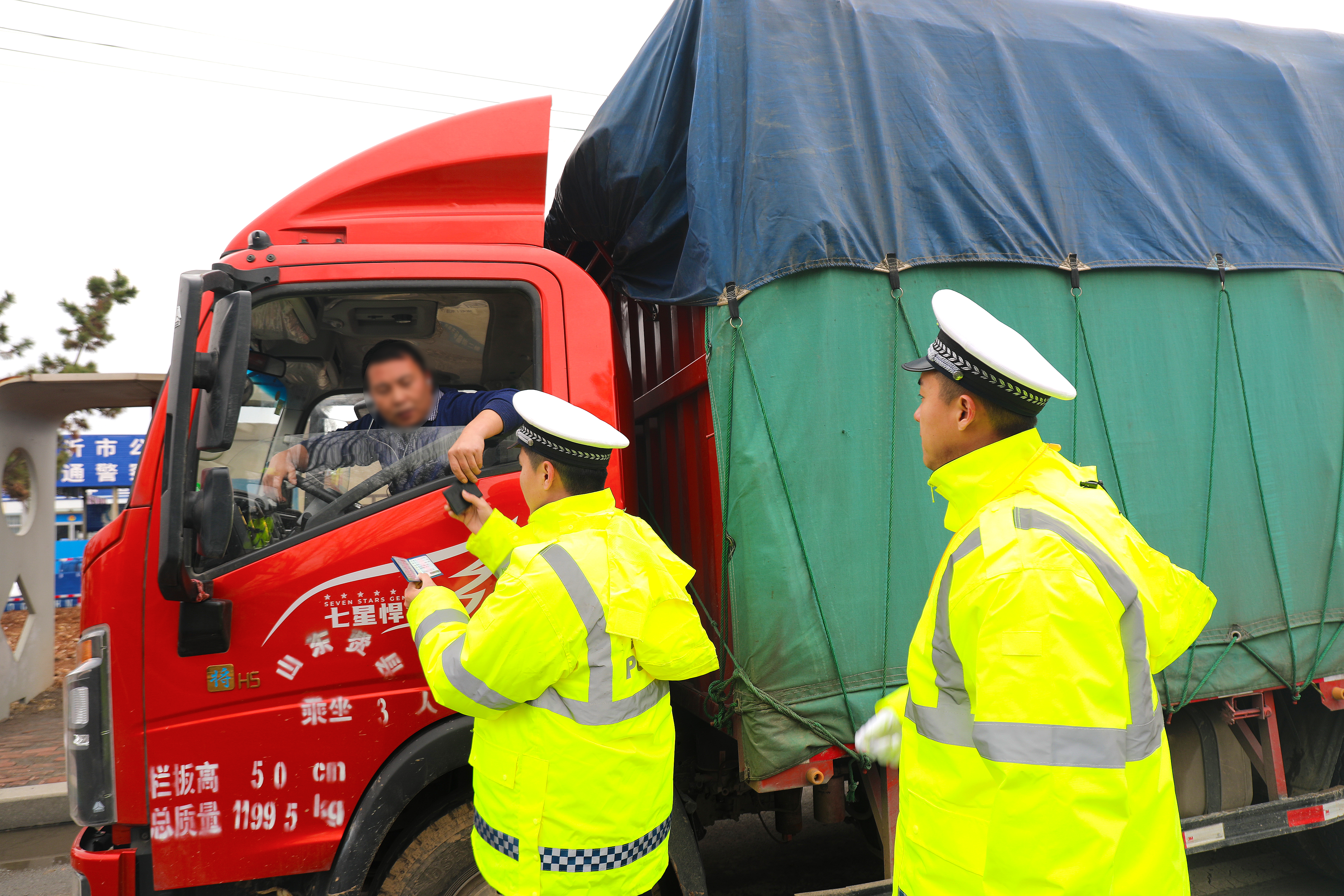 山东费县交警深入开展冬季突出违法行为专项整治行动