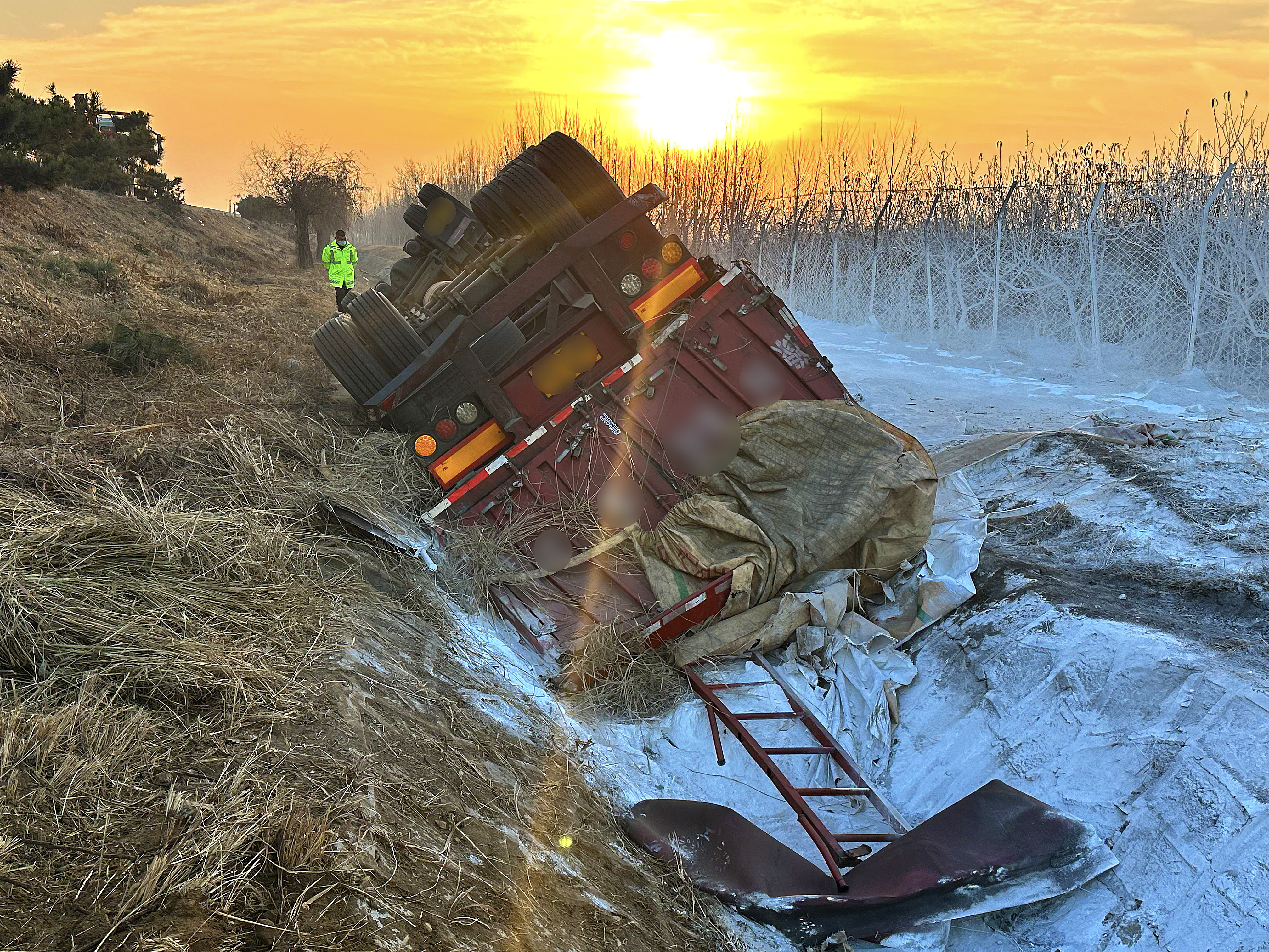 司机打个盹 货车冲下高速侧翻沟底