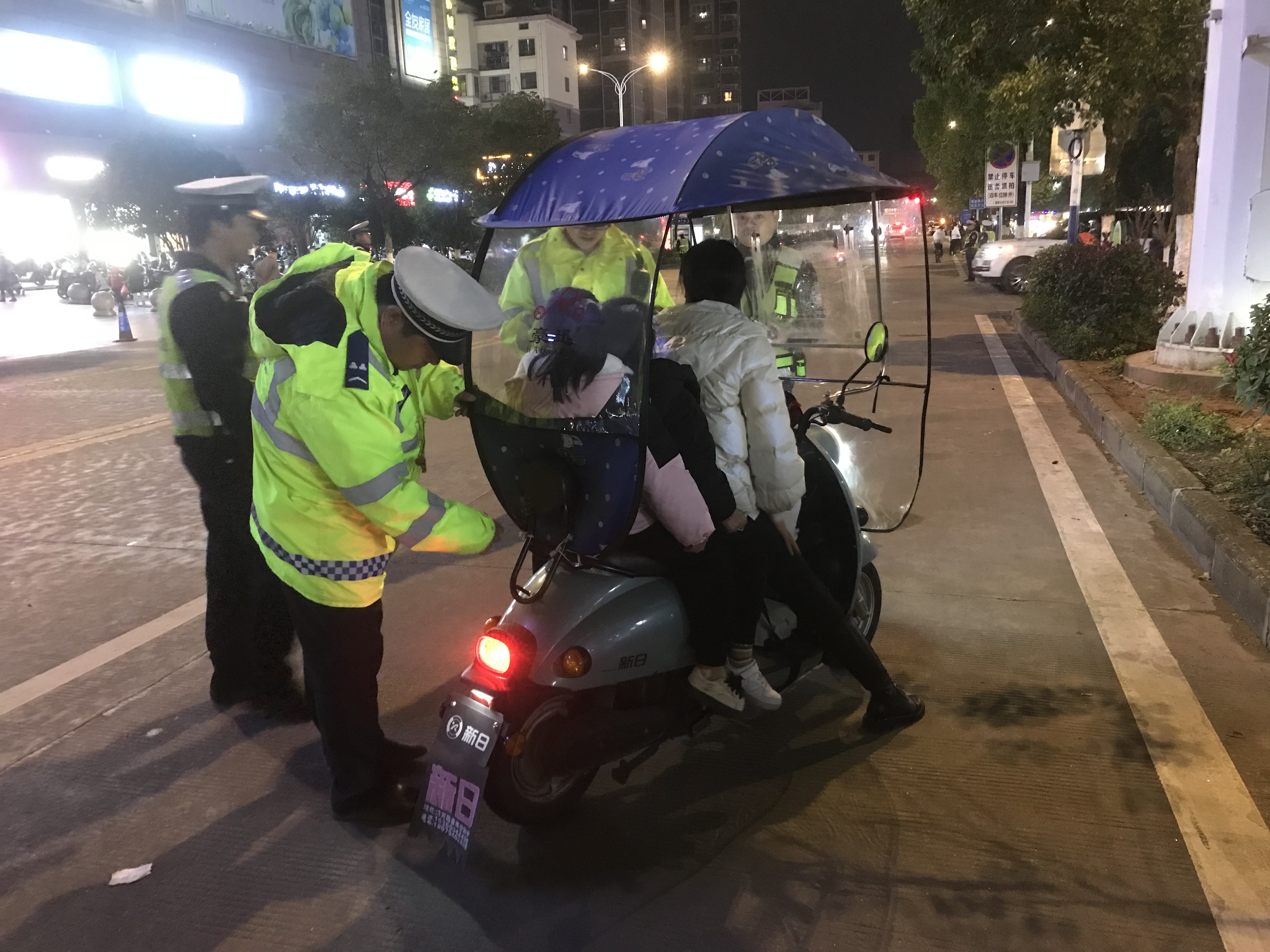 江西广昌交警持续开展“拆伞除棚”专项整治行动