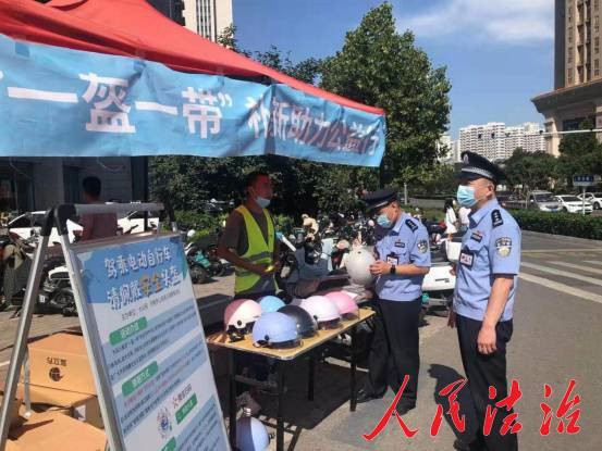 济南市中公安积极开展“一盔一带”交通安全宣传最新推荐