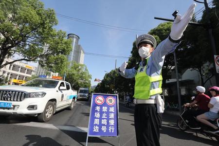 各地公安机关全力护航高考确保安全顺利 