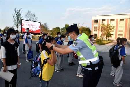 宁夏交警：2470个“护学岗”守护学生安全