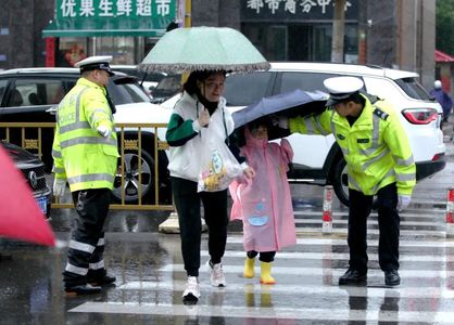 强降雨天气影响南方大部地区 公安交管部门积极开展交通应急管理工作