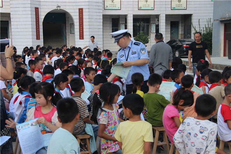 广安邻水：民警进校园上交通安全课最新推荐