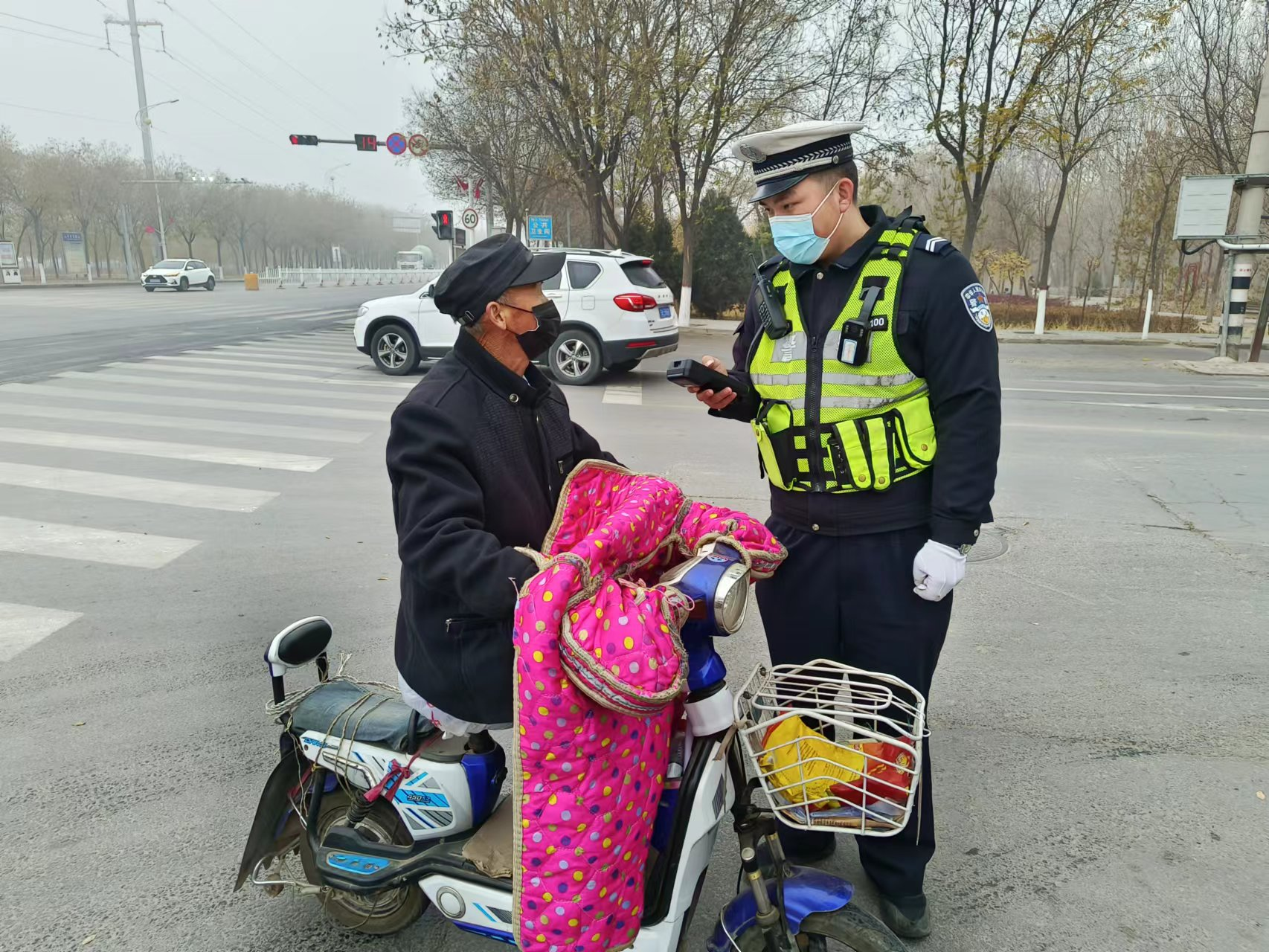 以“雾”为令，贺兰公安交巡警雾天护航平安路！