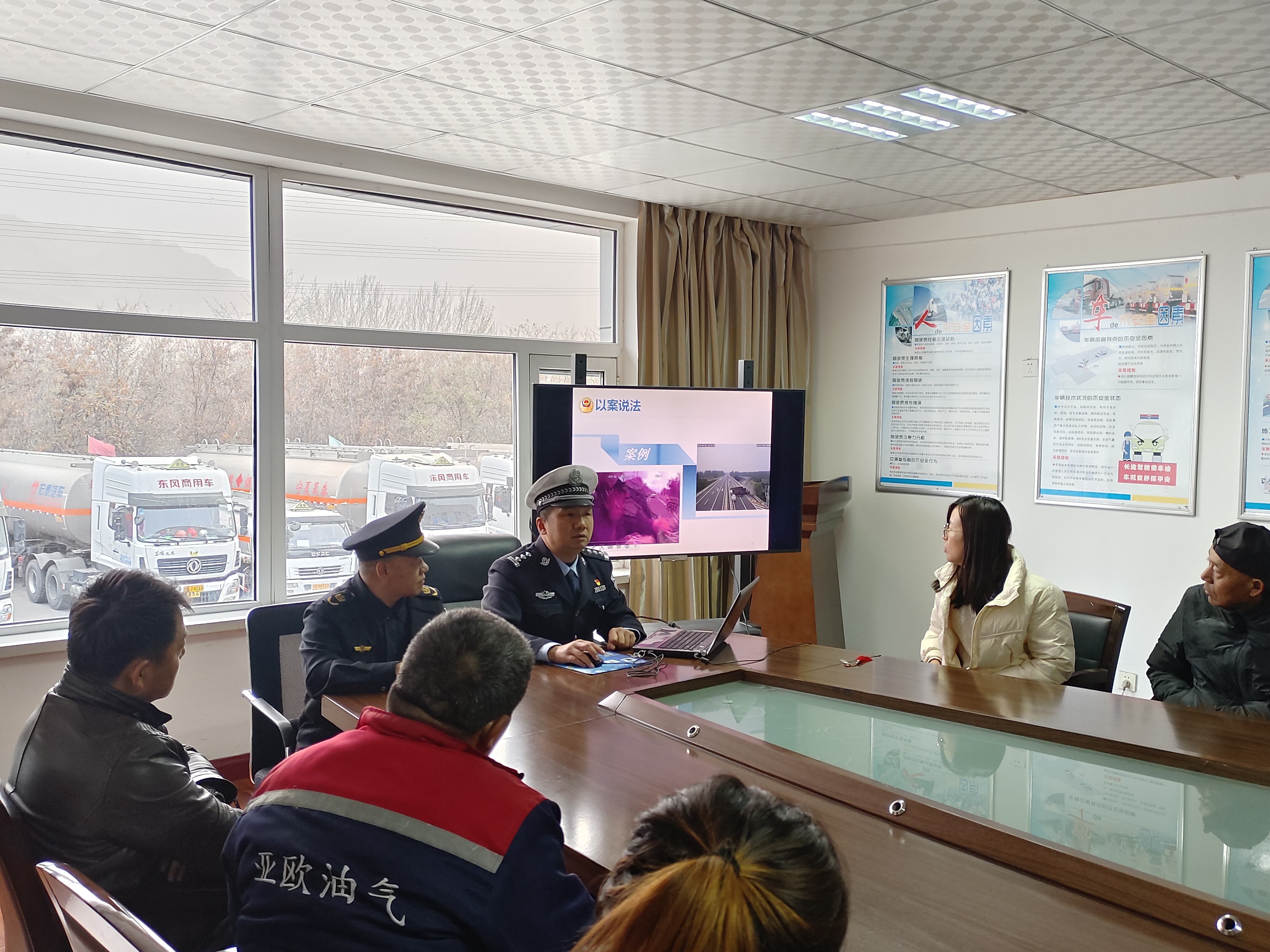 “交警+交通”，共筑冬季交通安全防线