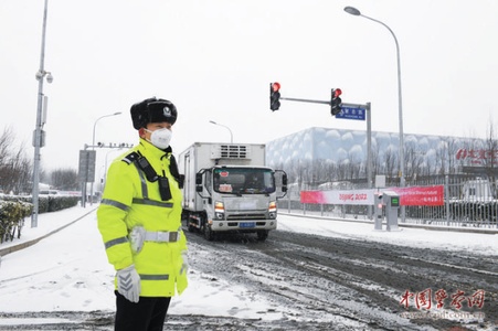 以雪为令全警动员 浴“雪”奋战保畅护安