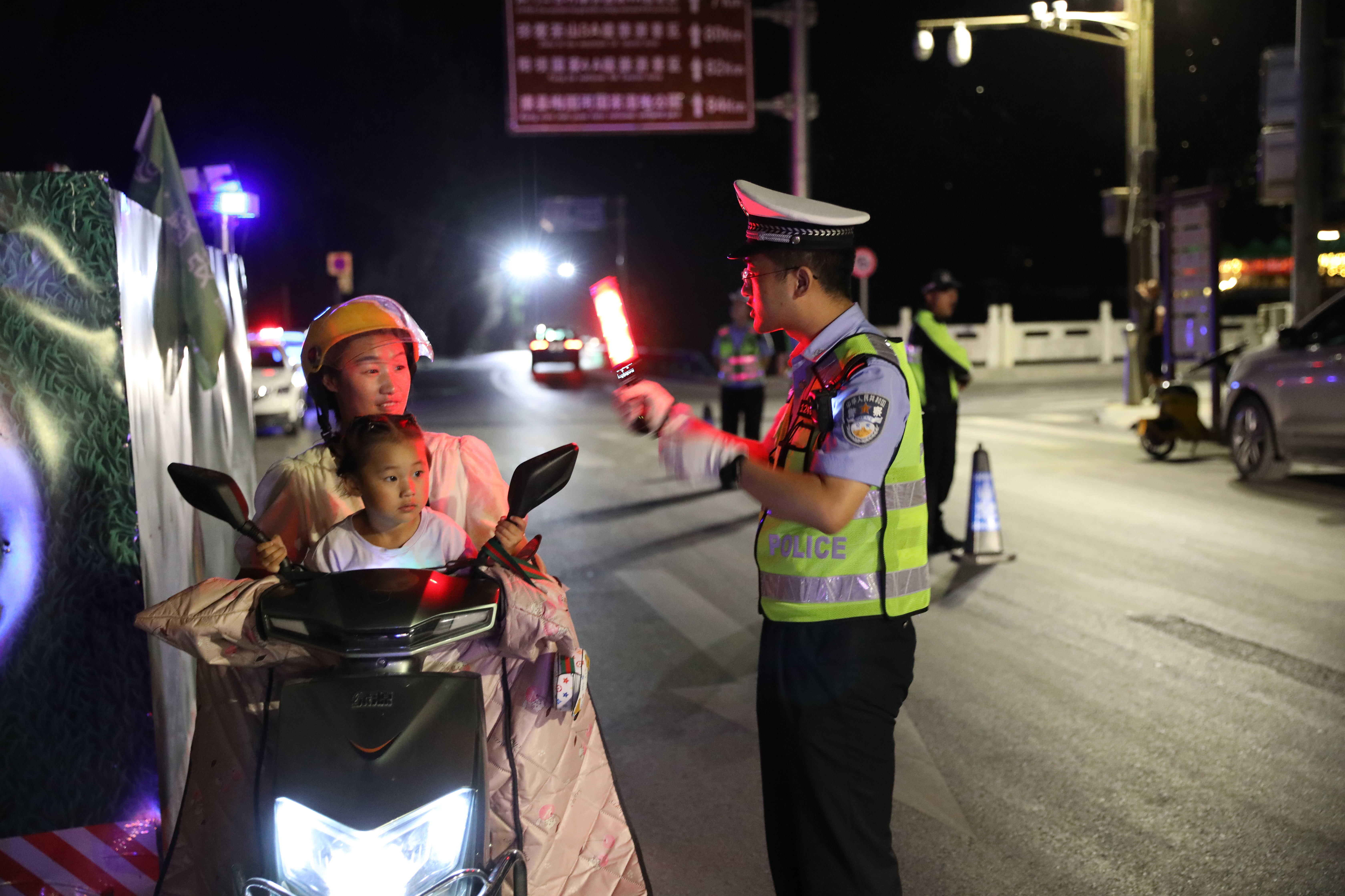 甘肃陇南康县：拧紧夏夜“安全阀”，守好康城“烟火气”