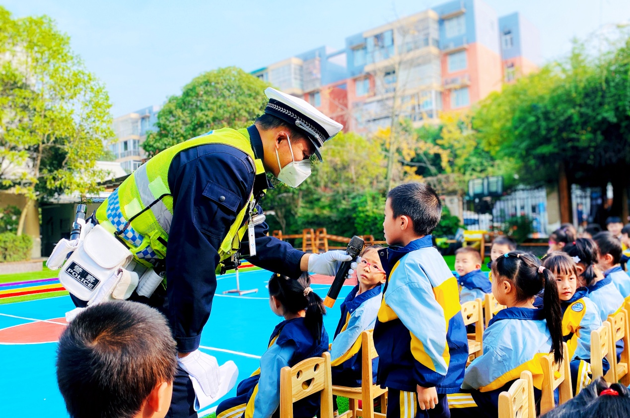 成都交警进校园，守护平安成长路