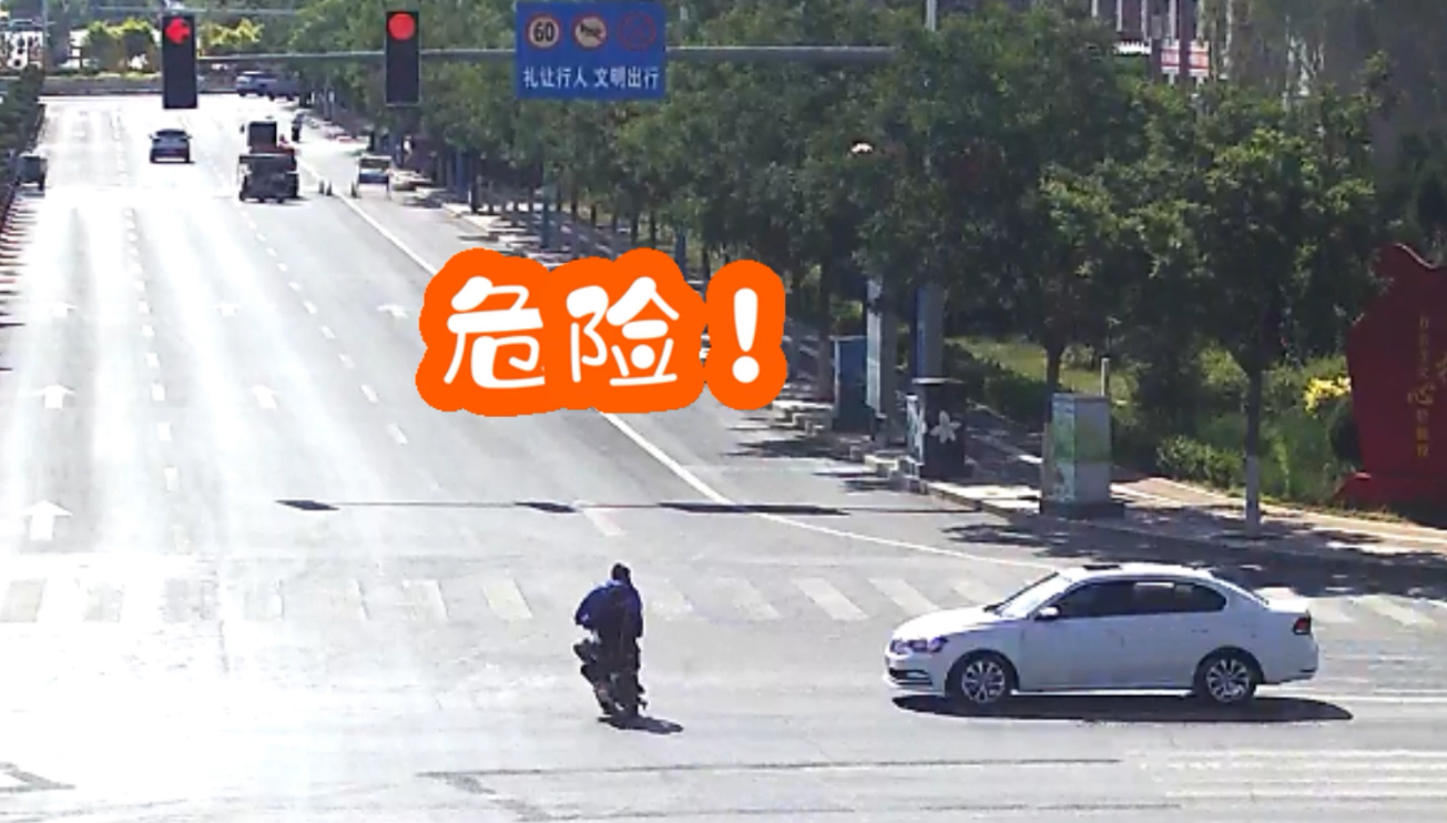骑电动车闯红灯，事故发生仅在一瞬间 