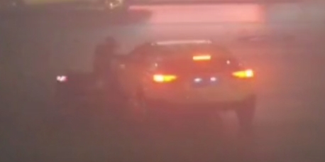 太危险！“熊孩子”骑车加速闯红灯 结果......