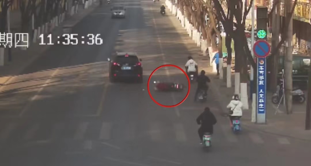 电动自行车未按规定车道行驶酿事故，受伤还要负全责！