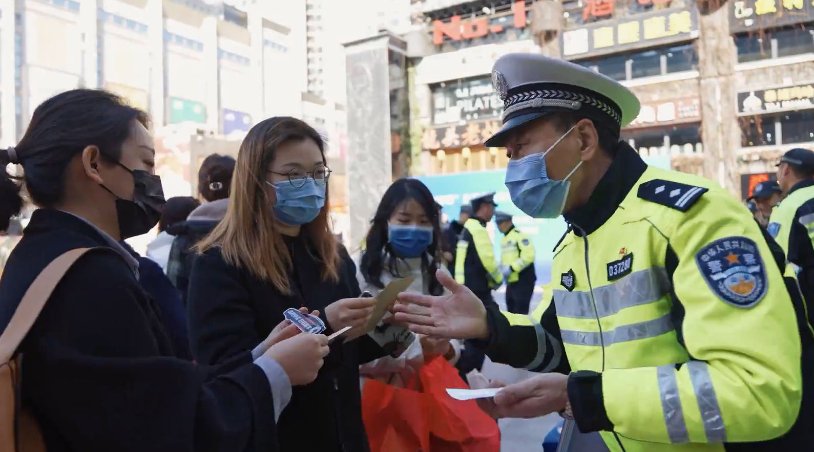 江苏徐州公安举办“千警百路”示范创建启动仪式暨平安出行主题宣传活动