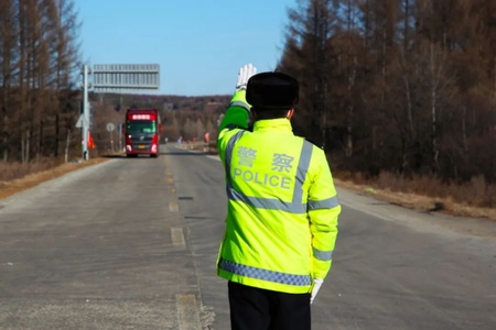 公安交管部门扎实推进冬季公路交通安全区域整治行动