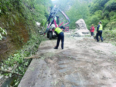 四川甘孜泸定县发生6.8级地震 公安机关全力开展抢险救援 