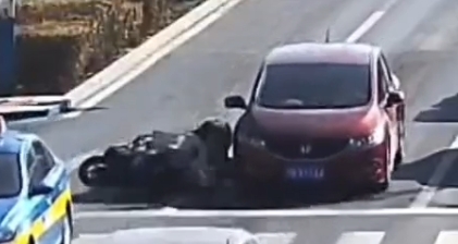 “任性”摩托上演“变道与事故”！