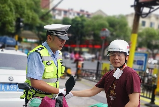 南昌交警首次推出“便民头盔” 最新推荐