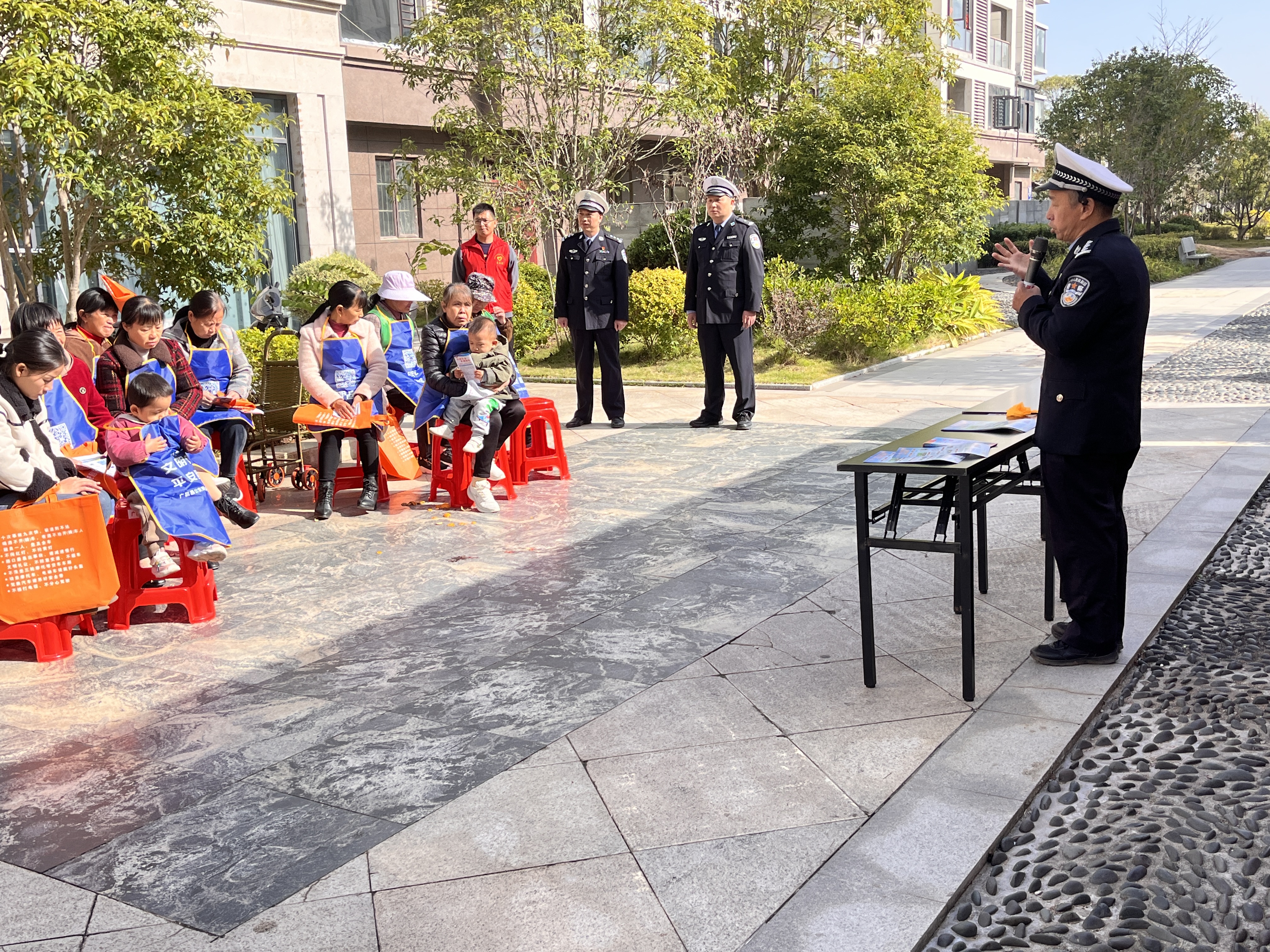 江西广昌公安交警联合雁塔社区开展“结对共建”交通安全进社区活动