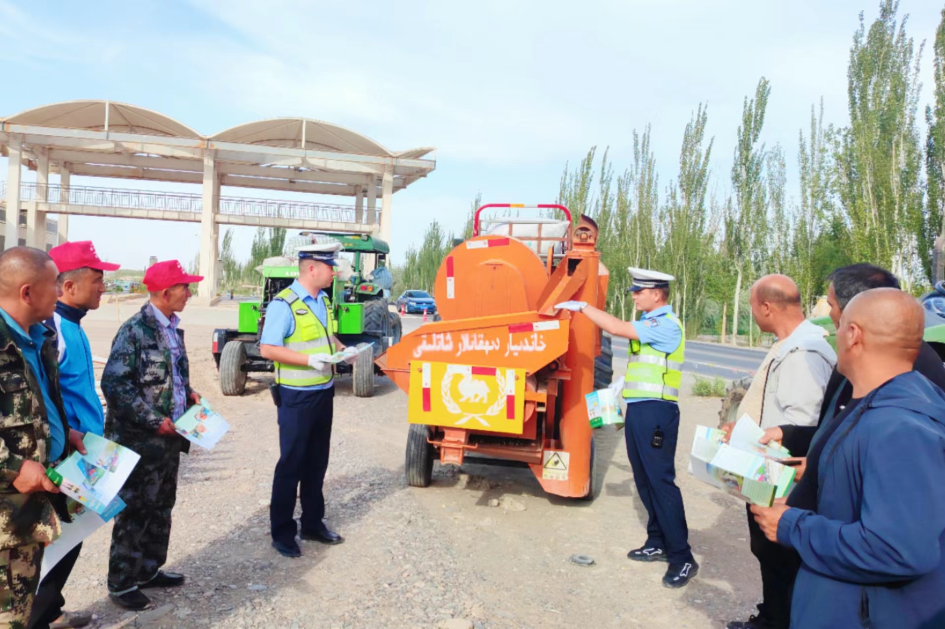 新疆疏勒交警开展农机交通安全宣传 让安全进万家