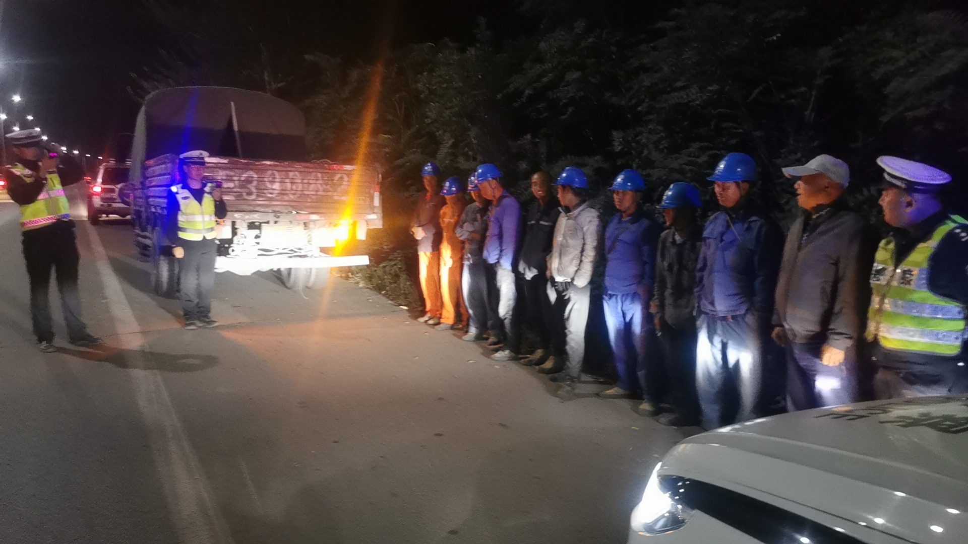 货车违法载人！宁夏红果子交警紧急“叫停”