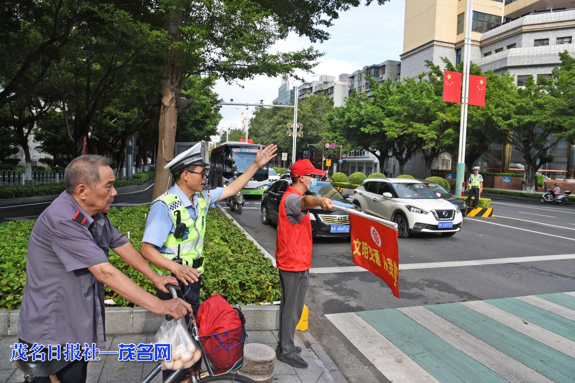 600民警早晚高峰执勤引导市民遵守交规安全出行最新推荐