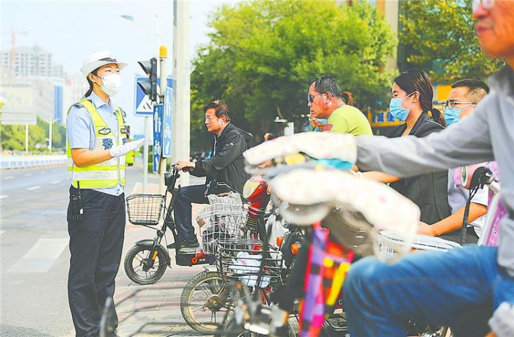 河北衡水市交警严查未正确佩戴安全头盔行为最新推荐